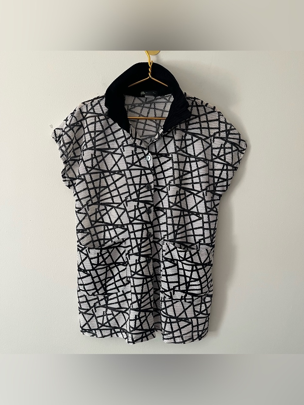 Damee Inc, White & Black Geometric Short-Sleeve Mesh Sheer Lagenlook Top S/M